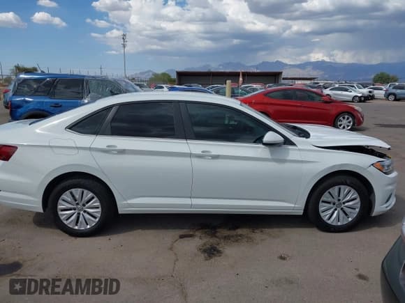 ✅ 2020 Volkswagen Jetta S • VIN: 3VWCB7BU9LM072698 • Lot: 43242362. Wystawiony na IAAI z przebiegiem 83 657 mil. Bezpłatny archiwum sprzedaży aukcyjnych z USA i szczegółowy raport historii pojazdu na DreamBid. Zdjęcie 13.
