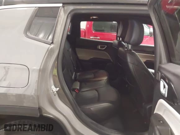 ✅ 2023 Jeep Compass Limited • VIN: 3C4NJDCN1PT524479 • Lot: 41955772. Wystawiony na IAAI z przebiegiem 40 125 mil. Bezpłatny archiwum sprzedaży aukcyjnych z USA i szczegółowy raport historii pojazdu na DreamBid. Zdjęcie 8.