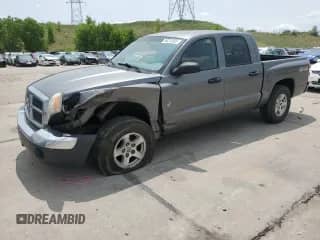 2005 Dodge Dakota SLT z VIN 1D7HW48K15S353766, wystawiony jako Copart lot #59213395 z przebiegiem 182 659 mil mil oraz Szkoda całkowita • Salvage title. Historia ofert i sprzedaży dostępna na DreamBid. Obrazek 1.