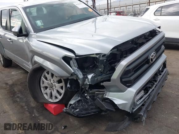 ✅ 2025 Toyota Tacoma TRD Sport • VIN: 3TYLB5JN6ST064563 • Lot: 43423271. Listed on IAAI with 3,199 mi. Free auction sales archive from the USA and detailed vehicle history report at DreamBid. Image 6.