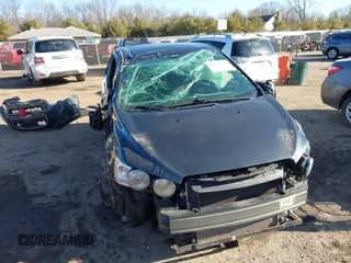 2015 Chevrolet Sonic LT z VIN 1G1JC6SB4F4172040, wystawiony jako IAAI lot #41761563 z przebiegiem 136 867 mil mil oraz . Historia ofert i sprzedaży dostępna na DreamBid. Obrazek 1.