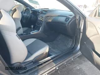 ✅ 2016 Hyundai Genesis Coupe 3.8L Base • VIN: KMHHT6KJXGU132961 • Lot: 41739481. Wystawiony na IAAI z przebiegiem 51 202 mil. Bezpłatny archiwum sprzedaży aukcyjnych z USA i szczegółowy raport historii pojazdu na DreamBid. Zdjęcie 5.