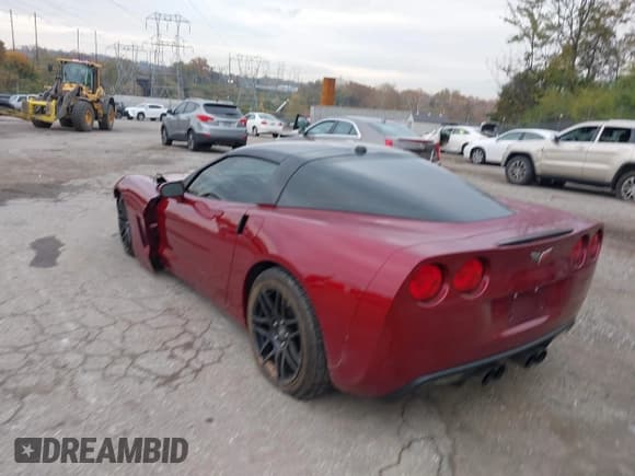 ✅ 2005 Chevrolet Corvette • VIN: 1G1YY24U355136792 • Lot: 43583636. Wystawiony na IAAI z przebiegiem 40 576 mil. Bezpłatny archiwum sprzedaży aukcyjnych z USA i szczegółowy raport historii pojazdu na DreamBid. Zdjęcie 3.