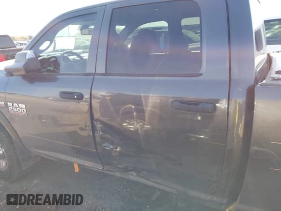 ✅ 2018 Ram 2500 Tradesman • VIN: 3C6UR5CJ4JG108604 • Лот: 43637317. Опубликован ранее на IAAI с пробегом 120 559 миль. Бесплатный доступ к архиву аукционных продаж из США и подробный отчёт об истории автомобиля на DreamBid. Изображение 14.