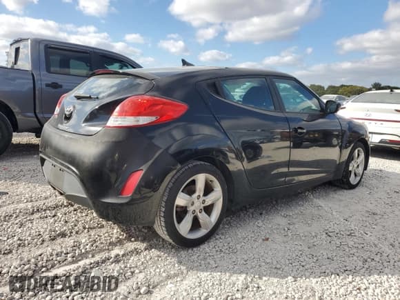 ✅ 2015 Hyundai Veloster • VIN: KMHTC6AD7FU244086 • Lot: 88056285. Wystawiony na Copart z przebiegiem 69 193 mil. Bezpłatny archiwum sprzedaży aukcyjnych z USA i szczegółowy raport historii pojazdu na DreamBid. Zdjęcie 3.