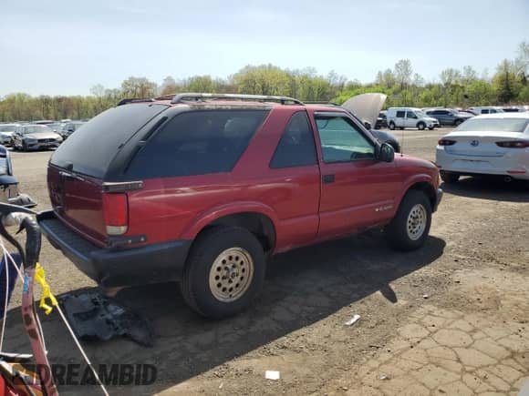 1996 Chevrolet Blazer z VIN 1GNCT18W6TK193788, wystawiony jako Copart lot #49305175 z przebiegiem 136 856 mil mil oraz Szkoda całkowita • Salvage title. Historia ofert i sprzedaży dostępna na DreamBid. Obrazek 3.