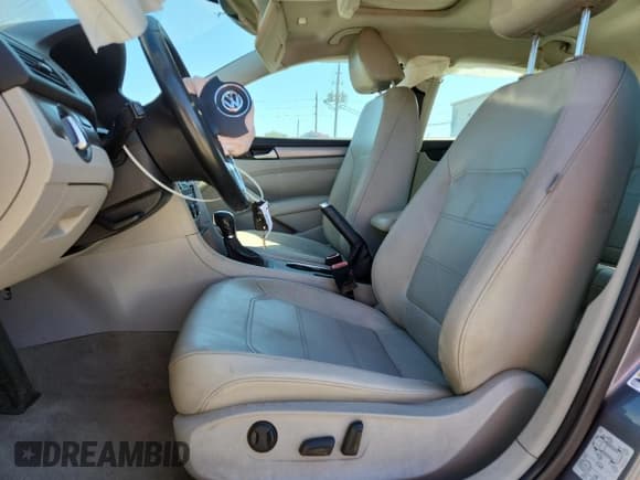 ✅ 2014 Volkswagen Passat SE • VIN: 1VWBS7A32EC115125 • Lot: 87029945. Wystawiony na Copart z przebiegiem 171 786 mil. Bezpłatny archiwum sprzedaży aukcyjnych z USA i szczegółowy raport historii pojazdu na DreamBid. Zdjęcie 7.