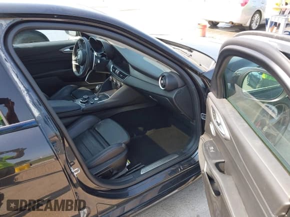 ✅ 2017 Alfa Romeo Giulia Ti • VIN: ZARFAEEN9H7562237 • Lot: 42843384. Listed on IAAI with 51,682 mi. Free auction sales archive from the USA and detailed vehicle history report at DreamBid. Image 5.