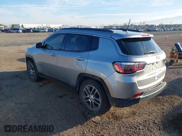 ✅ 2019 Jeep Compass Altitude • VIN: 3C4NJCBB0KT743606 • Lot: 41468490. Wystawiony na IAAI z przebiegiem 57 787 mil. Bezpłatny archiwum sprzedaży aukcyjnych z USA i szczegółowy raport historii pojazdu na DreamBid. Zdjęcie 3.