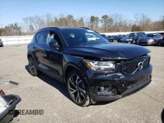 ✅ 2021 Volvo XC40 R-Design • VIN: YV4162UM6M2513725 • Lot: 40957893. Wystawiony na Copart z przebiegiem 15 877 mil. Bezpłatny archiwum sprzedaży aukcyjnych z USA i szczegółowy raport historii pojazdu na DreamBid. Zdjęcie 4.