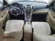 2010 Hyundai Sonata GLS z VIN 5NPET4AC0AH580500, wystawiony jako Copart lot #72470914 z przebiegiem 120 928 mil mil oraz Szkoda całkowita • Salvage title. Historia ofert i sprzedaży dostępna na DreamBid. Obrazek 8.