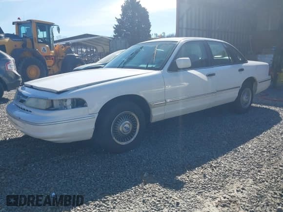 ✅ 1996 Ford Crown Victoria • VIN: 2FALP73W9TX108730 • Лот: 41572791. Опубликован ранее на IAAI с пробегом 94 531 миль. Бесплатный доступ к архиву аукционных продаж из США и подробный отчёт об истории автомобиля на DreamBid. Изображение 2.