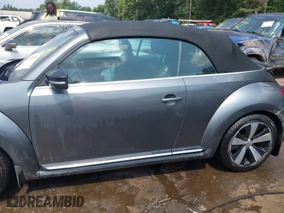 ✅ 2013 Volkswagen Beetle • VIN: 3VW8A7AT8DM802832 • Lot: 42933602. Wystawiony na IAAI z przebiegiem 46 681 mil. Bezpłatny archiwum sprzedaży aukcyjnych z USA i szczegółowy raport historii pojazdu na DreamBid. Zdjęcie 15.