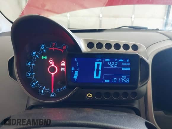 2012 Chevrolet Sonic LT z VIN 1G1JD6SB1C4114864, wystawiony jako IAAI lot #43523084 z przebiegiem 101 758 mil mil oraz . Historia ofert i sprzedaży dostępna na DreamBid. Obrazek 7.