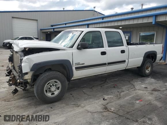 ✅ 2006 Chevrolet Silverado 2500HD Work Truck • VIN: 1GCHC23D06F231118 • Лот: 65697235. Опубликован ранее на Copart с пробегом 142 130 миль. Бесплатный доступ к архиву аукционных продаж из США и подробный отчёт об истории автомобиля на DreamBid. Изображение 1.