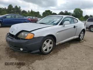 2003 Hyundai Tiburon z VIN KMHHM65D43U017995, wystawiony jako Copart lot #56498665 z przebiegiem 162 820 mil mil oraz Szkoda całkowita • Salvage title. Historia ofert i sprzedaży dostępna na DreamBid. Obrazek 1.