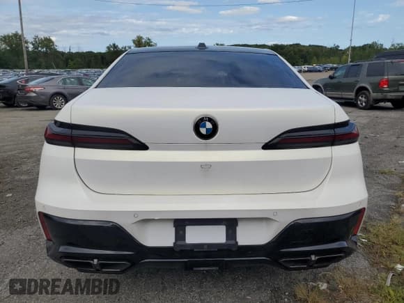 ✅ 2023 BMW 7 Series 760i xDrive • VIN: WBA33EJ05PCM02683 • Лот: 68709704. Опубликован ранее на Copart с пробегом Не указан. Бесплатный доступ к архиву аукционных продаж из США и подробный отчёт об истории автомобиля на DreamBid. Изображение 6.
