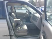 ✅ 2008 Ford Escape XLT • VIN: 1FMCU931X8KA56727 • Lot: 42063932. Wystawiony na IAAI z przebiegiem 220 461 mil. Bezpłatny archiwum sprzedaży aukcyjnych z USA i szczegółowy raport historii pojazdu na DreamBid. Zdjęcie 5.