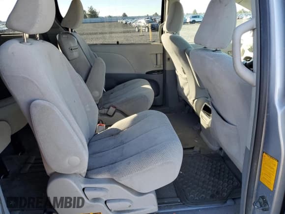 ✅ 2011 Toyota Sienna LE • VIN: 5TDKK3DC4BS098118 • Lot: 85173645. Wystawiony na Copart z przebiegiem 177 095 mil. Bezpłatny archiwum sprzedaży aukcyjnych z USA i szczegółowy raport historii pojazdu na DreamBid. Zdjęcie 11.