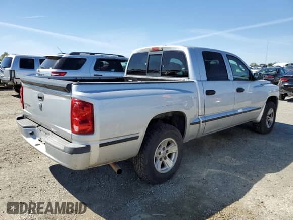 2008 Dodge Dakota SLT z VIN 1D7HE48K48S506258, wystawiony jako Copart lot #67622184 z przebiegiem 257 877 mil mil oraz Czysty tytuł • Clean title. Historia ofert i sprzedaży dostępna na DreamBid. Obrazek 3.