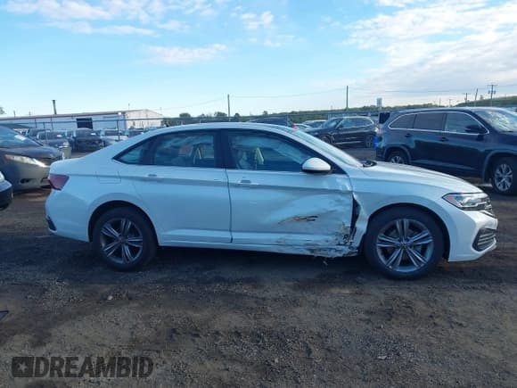 ✅ 2024 Volkswagen Jetta SE • VIN: 3VW7M7BUXRM023269 • Lot: 43466253. Listed on IAAI with 27,876 mi. Free auction sales archive from the USA and detailed vehicle history report at DreamBid. Image 13.