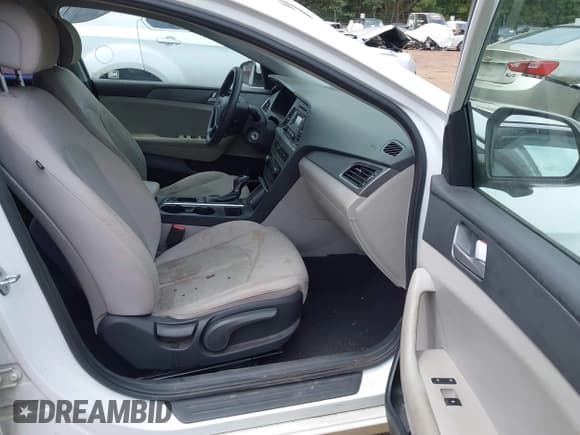 ✅ 2017 Hyundai Sonata SE • VIN: 5NPE24AFXHH487328 • Lot: 43070155. Wystawiony na IAAI z przebiegiem 180 786 mil. Bezpłatny archiwum sprzedaży aukcyjnych z USA i szczegółowy raport historii pojazdu na DreamBid. Zdjęcie 5.