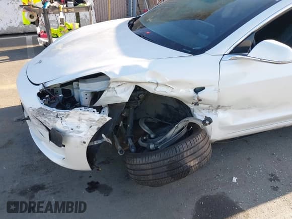 ✅ 2020 Tesla Model 3 Standard Range Plus • VIN: 5YJ3E1EA4LF798529 • Lot: 43622758. Wystawiony na IAAI z przebiegiem 114 107 mil. Bezpłatny archiwum sprzedaży aukcyjnych z USA i szczegółowy raport historii pojazdu na DreamBid. Zdjęcie 6.