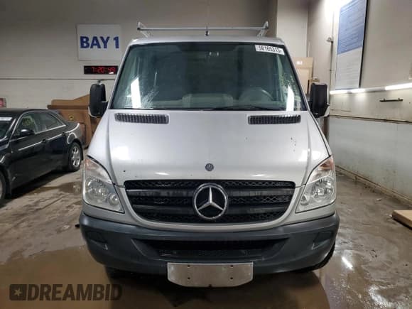 ✅ 2013 Mercedes-Benz Sprinter Cargo • VIN: WD3PE7CC0D5747227 • Lot: 50165315. Wystawiony na Copart z przebiegiem 171 649 mil. Bezpłatny archiwum sprzedaży aukcyjnych z USA i szczegółowy raport historii pojazdu na DreamBid. Zdjęcie 5.