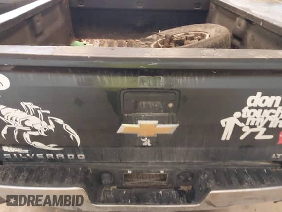 2018 Chevrolet Silverado 1500 LT z VIN 3GCUKREC0JG519095, wystawiony jako IAAI lot #43271594 z przebiegiem 108 548 mil mil oraz . Historia ofert i sprzedaży dostępna na DreamBid. Obrazek 16.