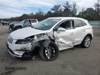 ✅ 2019 Lincoln MKC Select • VIN: 5LMCJ2D96KUL39381 • Lot: 80680345. Listed on Copart with 25,104 mi. Free auction sales archive from the USA and detailed vehicle history report at DreamBid. Image 1.