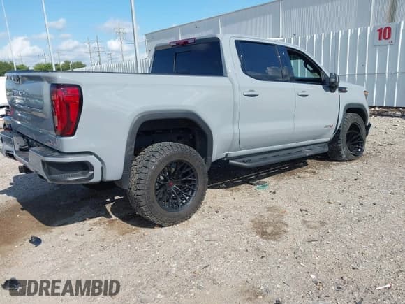 ✅ 2024 GMC Sierra 1500 AT4 • VIN: 1GTUUEEL8RZ370157 • Лот: 42926287. Опубликован ранее на IAAI с пробегом 9 636 миль. Бесплатный доступ к архиву аукционных продаж из США и подробный отчёт об истории автомобиля на DreamBid. Изображение 4.