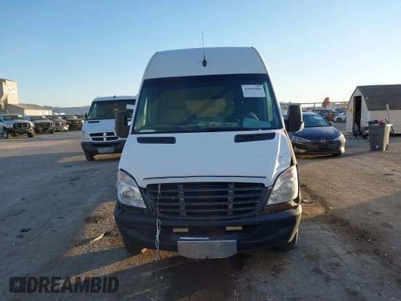 ✅ 2007 Freightliner Sprinter • VIN: WDYPE845X75161932 • Lot: 43694966. Wystawiony na IAAI z przebiegiem 445 057 mil. Bezpłatny archiwum sprzedaży aukcyjnych z USA i szczegółowy raport historii pojazdu na DreamBid. Zdjęcie 12.