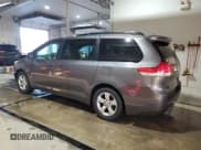 ✅ 2013 Toyota Sienna LE • VIN: 5TDKK3DC8DS378059 • Lot: 92311175. Wystawiony na Copart z przebiegiem 242 192 mil. Bezpłatny archiwum sprzedaży aukcyjnych z USA i szczegółowy raport historii pojazdu na DreamBid. Zdjęcie 2.