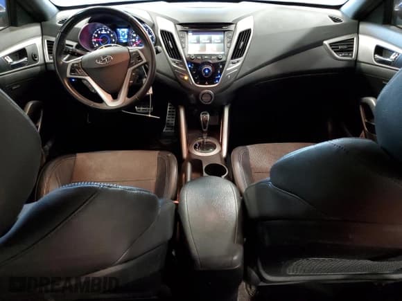 ✅ 2016 Hyundai Veloster • VIN: KMHTC6AD7GU291796 • Lot: 82981604. Wystawiony na Copart z przebiegiem 118 800 mil. Bezpłatny archiwum sprzedaży aukcyjnych z USA i szczegółowy raport historii pojazdu na DreamBid. Zdjęcie 8.