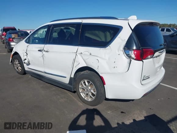 ✅ 2020 Chrysler Pacifica Touring L • VIN: 2C4RC1BG6LR284162 • Lot: 43465625. Listed on IAAI with 83,027 mi. Free auction sales archive from the USA and detailed vehicle history report at DreamBid. Image 3.