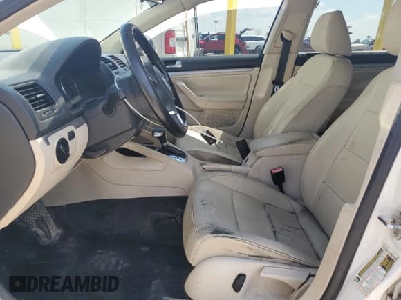 ✅ 2010 Volkswagen Jetta Limited Edition • VIN: 3VWAZ7AJ5AM116445 • Lot: 55918355. Wystawiony na Copart z przebiegiem 155 659 mil. Bezpłatny archiwum sprzedaży aukcyjnych z USA i szczegółowy raport historii pojazdu na DreamBid. Zdjęcie 7.