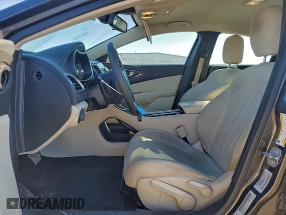 ✅ 2016 Chrysler 200 Limited • VIN: 1C3CCCAB4GN185712 • Lot: 95001775. Wystawiony na Copart z przebiegiem 194 979 mil. Bezpłatny archiwum sprzedaży aukcyjnych z USA i szczegółowy raport historii pojazdu na DreamBid. Zdjęcie 7.