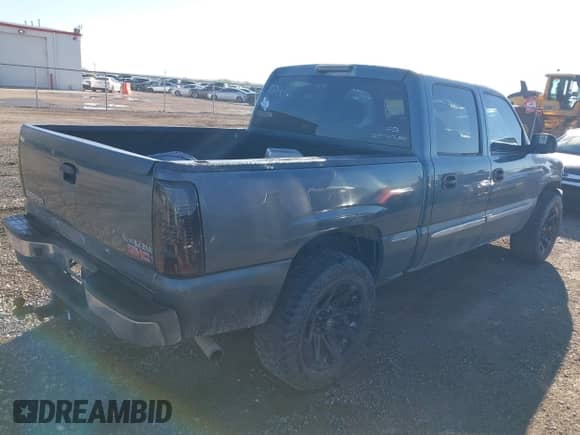 2006 GMC Sierra 1500 SL with VIN 2GTEC13V561241074, listed as a IAAI auction lot 43550364 with 206,725 mi miles and . Bid and sale history available at DreamBid. Image 4.
