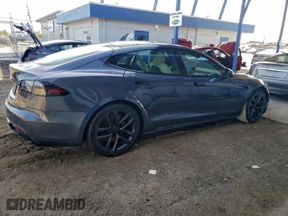 ✅ 2022 Tesla Model S • VIN: 5YJSA1E50NF486589 • Lot: 85444995. Wystawiony na Copart z przebiegiem 21 422 mil. Bezpłatny archiwum sprzedaży aukcyjnych z USA i szczegółowy raport historii pojazdu na DreamBid. Zdjęcie 3.