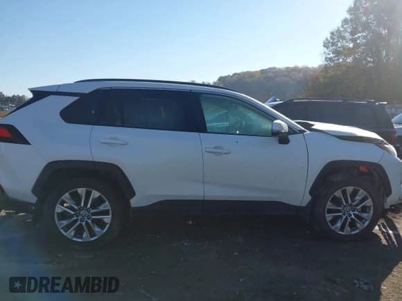 ✅ 2022 Toyota RAV4 XLE Premium • VIN: 2T3A1RFV7NW298980 • Lot: 43601728. Wystawiony na IAAI z przebiegiem 41 828 mil. Bezpłatny archiwum sprzedaży aukcyjnych z USA i szczegółowy raport historii pojazdu na DreamBid. Zdjęcie 13.