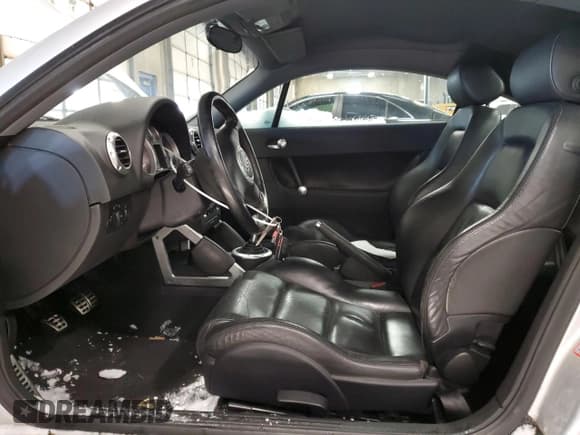 ✅ 2001 Audi TT • VIN: TRUWT28N011004306 • Lot: 86205014. Wystawiony na Copart z przebiegiem 119 434 mil. Bezpłatny archiwum sprzedaży aukcyjnych z USA i szczegółowy raport historii pojazdu na DreamBid. Zdjęcie 7.