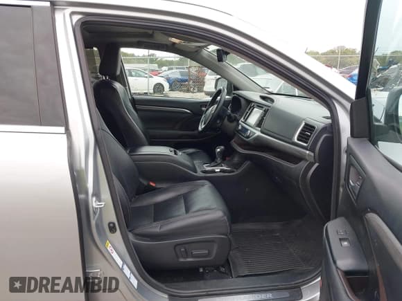 ✅ 2017 Toyota Highlander Limited • VIN: 5TDDZRFHXHS393913 • Lot: 43388149. Listed on IAAI with 149,357 mi. Free auction sales archive from the USA and detailed vehicle history report at DreamBid. Image 5.