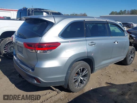 ✅ 2017 Toyota Highlander LE • VIN: 5TDZZRFH0HS217300 • Lot: 41418206. Wystawiony na IAAI z przebiegiem 158 022 mil. Bezpłatny archiwum sprzedaży aukcyjnych z USA i szczegółowy raport historii pojazdu na DreamBid. Zdjęcie 4.