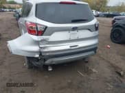 ✅ 2017 Ford Escape SE • VIN: 1FMCU9G92HUB07125 • Lot: 43462356. Wystawiony na IAAI z przebiegiem 154 875 mil. Bezpłatny archiwum sprzedaży aukcyjnych z USA i szczegółowy raport historii pojazdu na DreamBid. Zdjęcie 6.