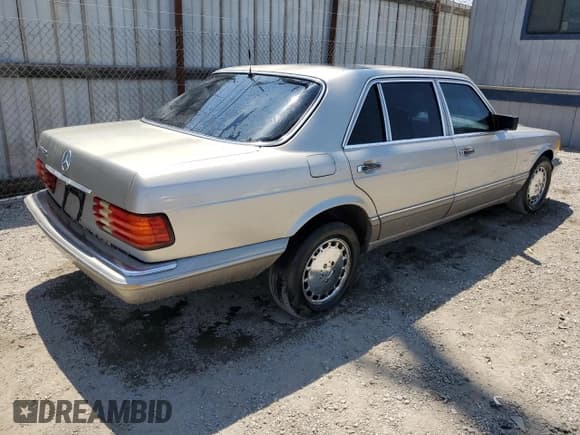 ✅ 1988 Mercedes-Benz 560 • VIN: WDBCA39D2JA367347 • Lot: 63639515. Wystawiony na Copart z przebiegiem 167 541 mil. Bezpłatny archiwum sprzedaży aukcyjnych z USA i szczegółowy raport historii pojazdu na DreamBid. Zdjęcie 3.