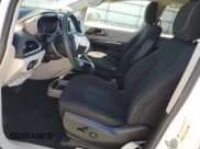 ✅ 2023 Chrysler Voyager LX • VIN: 2C4RC1CG2PR596015 • Lot: 70229155. Wystawiony na Copart z przebiegiem 54 570 mil. Bezpłatny archiwum sprzedaży aukcyjnych z USA i szczegółowy raport historii pojazdu na DreamBid. Zdjęcie 7.