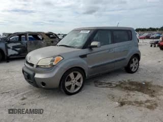 ✅ 2010 Kia Soul + • VIN: KNDJT2A27A7123407 • Лот: 91803005. Опубликован ранее на Copart с пробегом 235 170 миль. Бесплатный доступ к архиву аукционных продаж из США и подробный отчёт об истории автомобиля на DreamBid. Изображение 1.