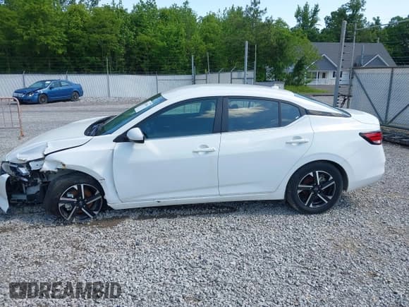 ✅ 2024 Nissan Sentra SV • VIN: 3N1AB8CV9RY236589 • Lot: 42204216. Listed on IAAI with 9,450 mi. Free auction sales archive from the USA and detailed vehicle history report at DreamBid. Image 14.