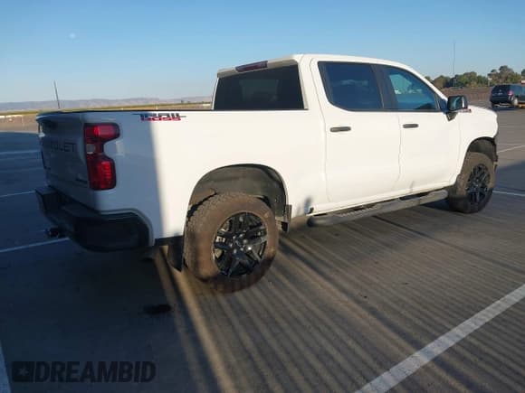 ✅ 2023 Chevrolet Silverado 1500 Custom Trail Boss • VIN: 3GCPDCEK1PG295307 • Lot: 43398211. Wystawiony na IAAI z przebiegiem 23 128 mil. Bezpłatny archiwum sprzedaży aukcyjnych z USA i szczegółowy raport historii pojazdu na DreamBid. Zdjęcie 4.