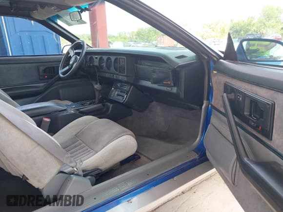 ✅ 1986 Pontiac Firebird Trans Am • VIN: 1G2FW87F0GL245170 • Лот: 42600036. Опубликован ранее на IAAI с пробегом 115 972 миль. Бесплатный доступ к архиву аукционных продаж из США и подробный отчёт об истории автомобиля на DreamBid. Изображение 5.